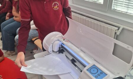 От пиксела до 3D прототипа: иновативен урок по компютърна графика в STEM центъра